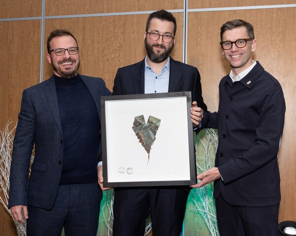 Laurent Hébert-Dufresne et Antoine Allard, les ambassadeurs lauréats dans la catégorie Événement de l'année 2024, tenant un cadre honorifique en compagnie maire de la ville de Québec, Bruno Marchand.