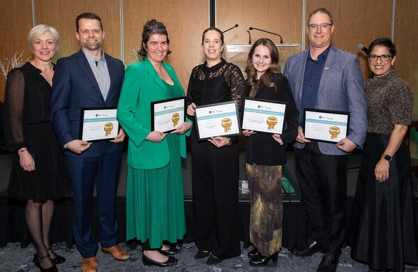 Les lauréats du concours Soutien à l'organisation de congrès internationaux 2024, tenant chacun un cadre honorifique, accompagnés de la PDG du Centre des congrès de Québec et de la directrice scientifique du Fonds de recherche du Québec – Nature et technologies.