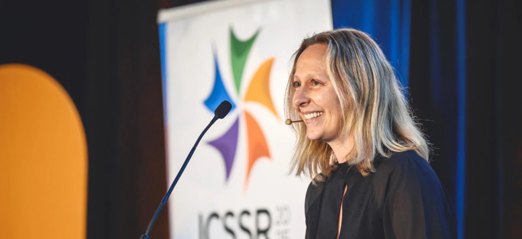 L'ambassadrice Sylvie Parent prenant la parole devant un lutrin lors de son congrès international au Centre des congrès de Québec.
