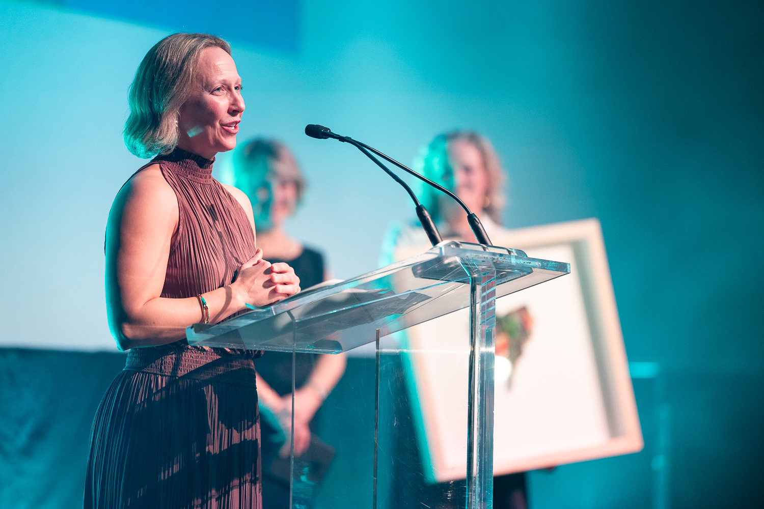 Mme Sylvie Parent, ambassadrice de l'année 2025, en train de faire une allocution lors de sa remise de prix à la soirée Hommage aux ambassadeurs 2026.