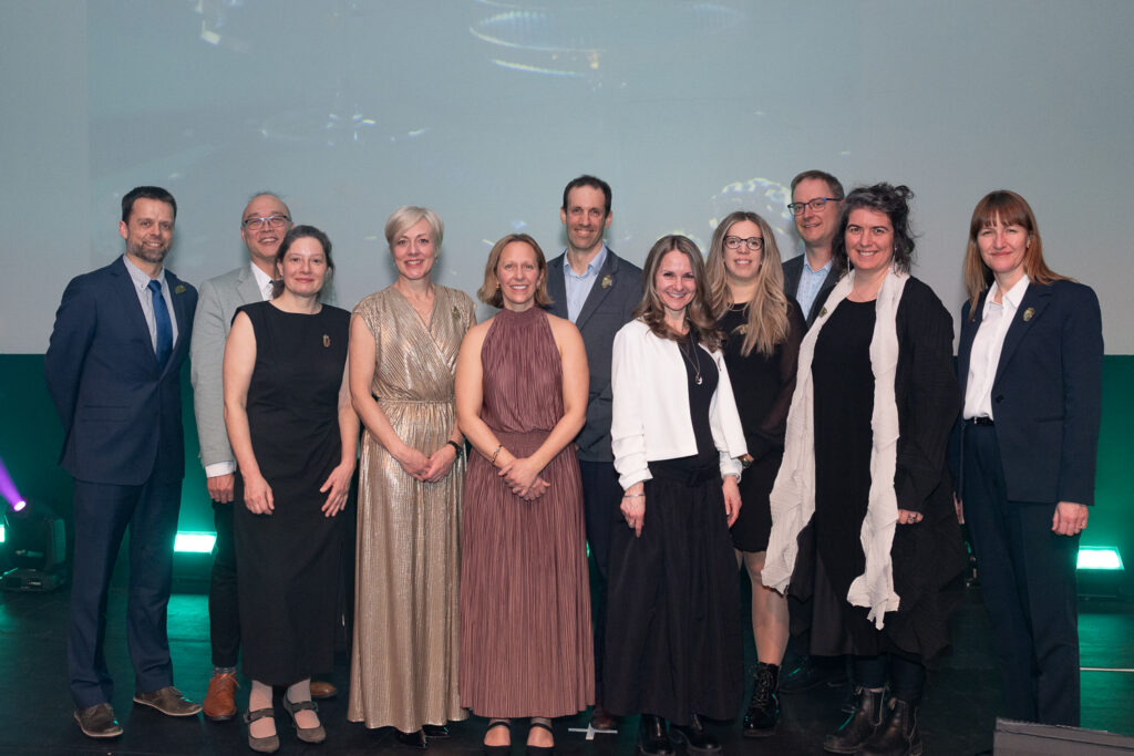 Lauréats rassemblés sur la scène en compagnie de Mme Caroline Lepage, PDG du Centre des congrès de Québec, lors de la soirée Hommage aux ambassadeurs 2026.